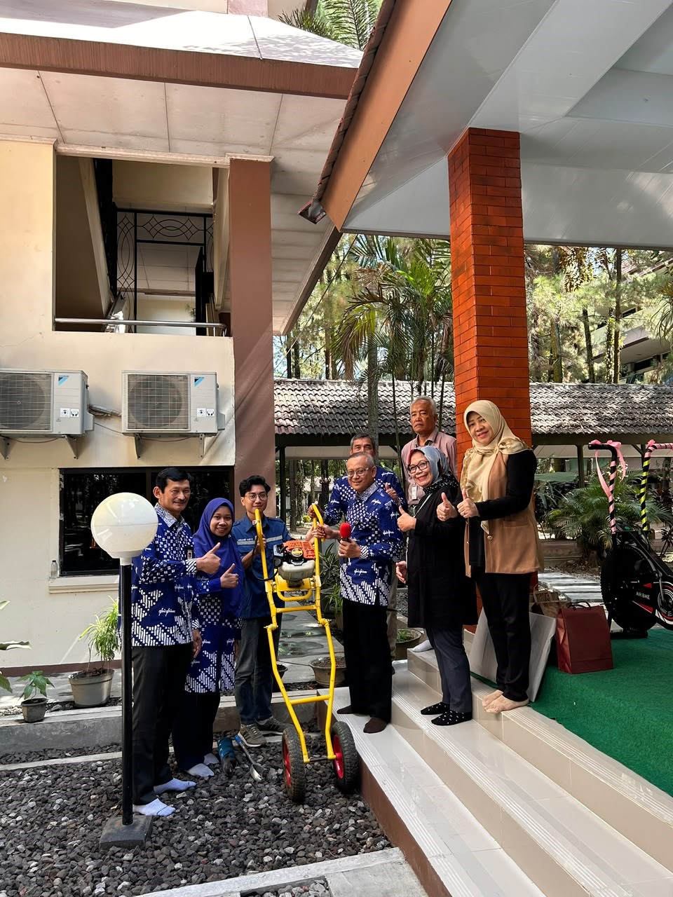 Jurusan Ilmu Tanah UPN "Veteran" Yogyakarta Terima Hibah Mesin Traktor Bor Tanah untuk Mendukung Pendidikan, Penelitian, dan Pengabdian.