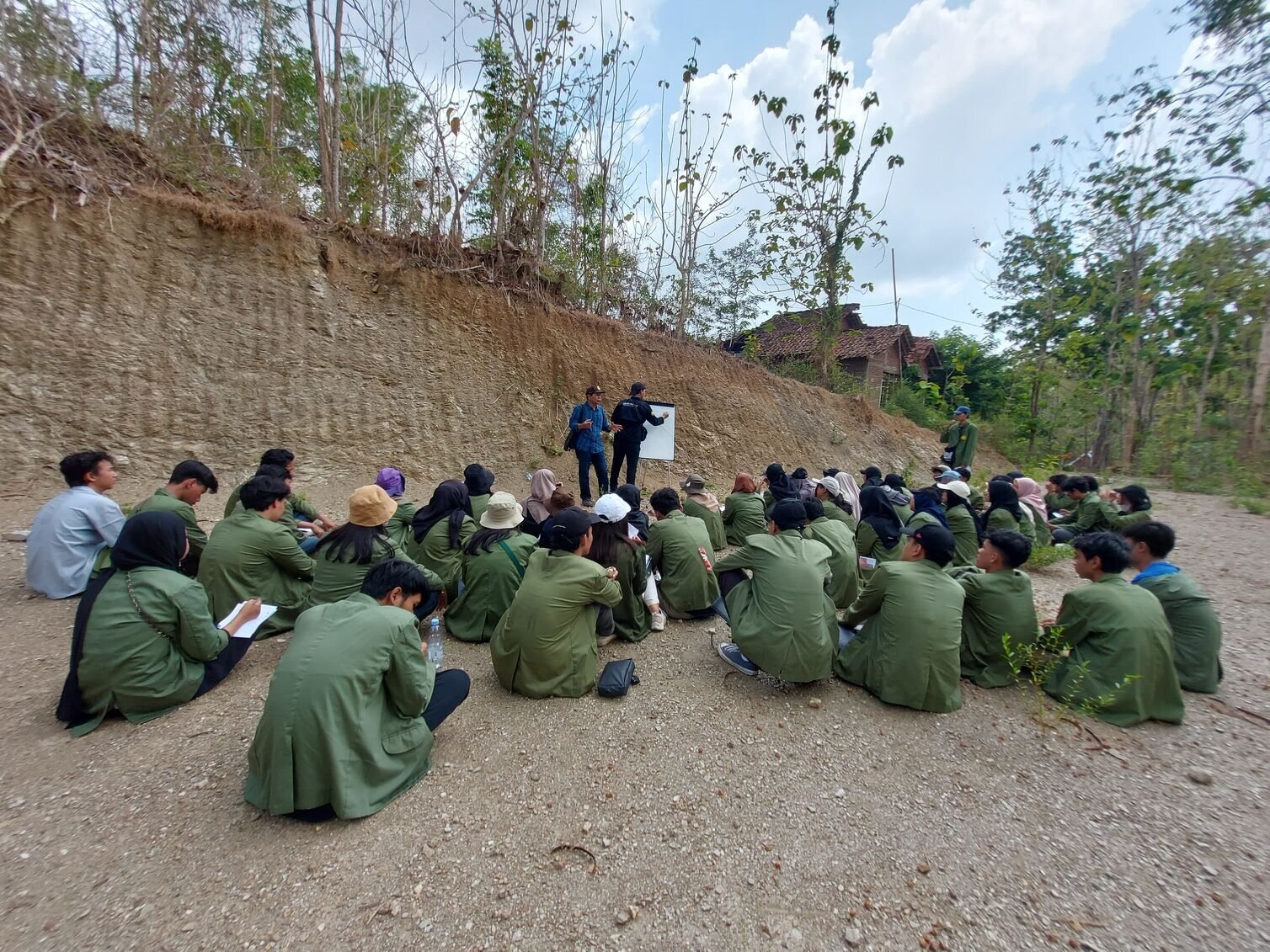Praktikum Agrogeologi-Mineralogi Tahun 2023 Mahasiswa Semester 1