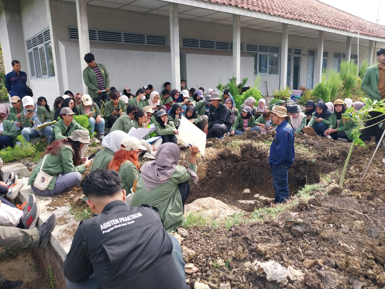 Praktikum Ekskursi Ilmu Tanah 2024